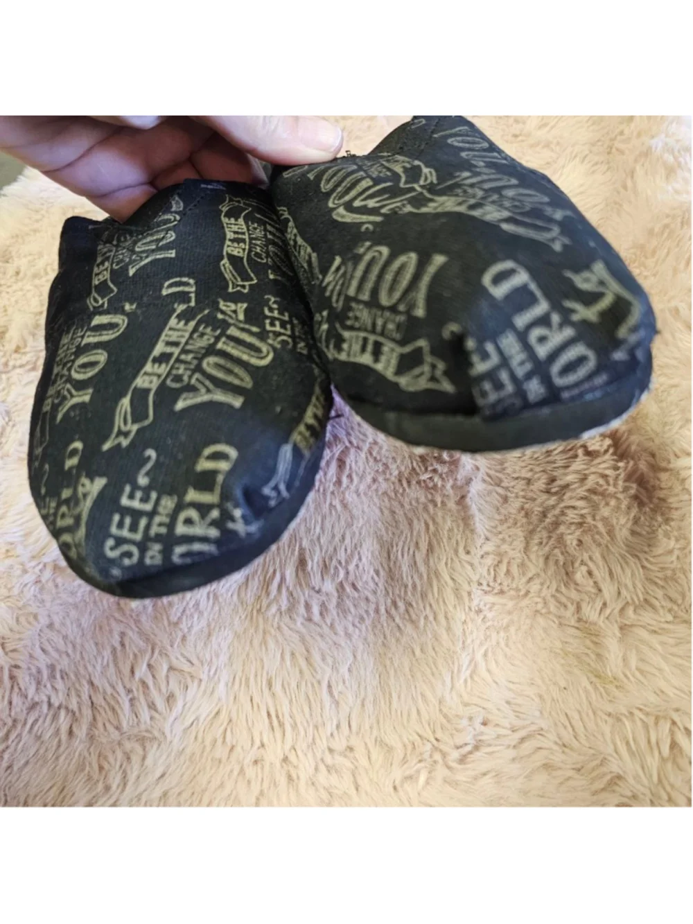 TOMS Classic Canvas Slip On Shoes Mens Size 10 Black Print Be The Change NWOT